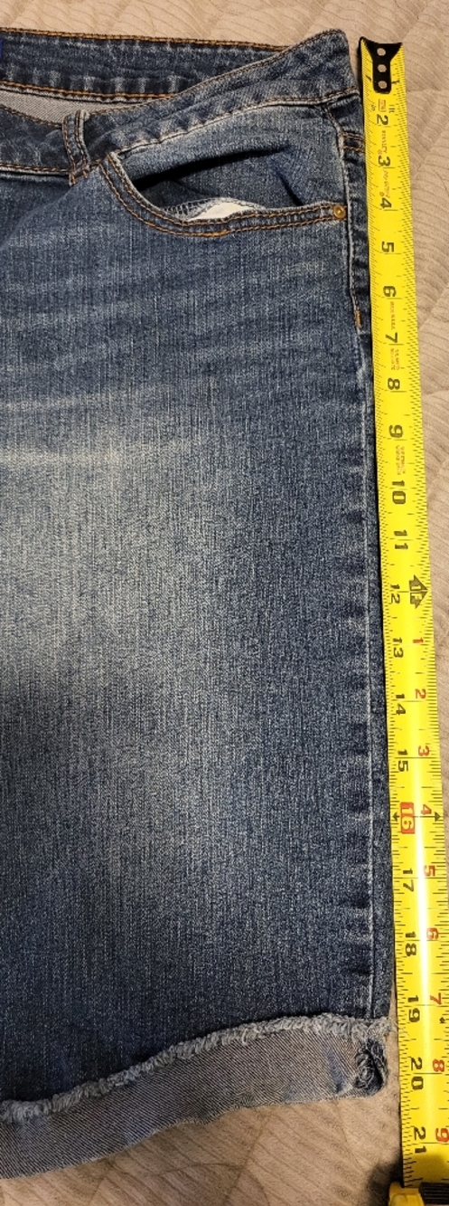 Simply Styled Bermuda Shorts - Picture 3 of 8